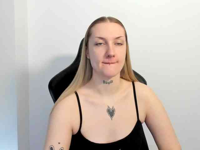 AlexaKisses webcam