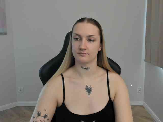 AlexaKisses webcam