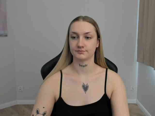 AlexaKisses - Girl 