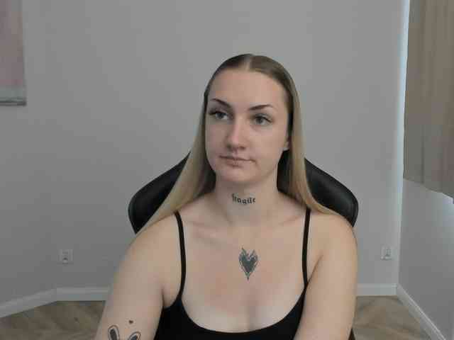AlexaKisses webcam