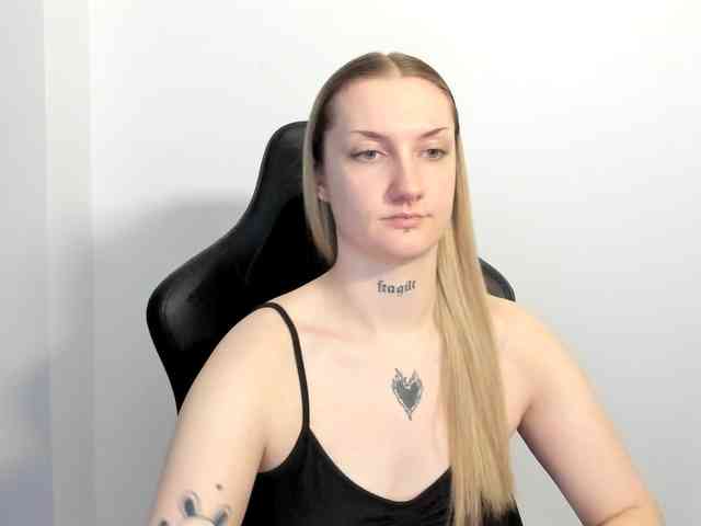 AlexaKisses webcam