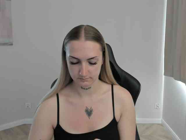 AlexaKisses webcam