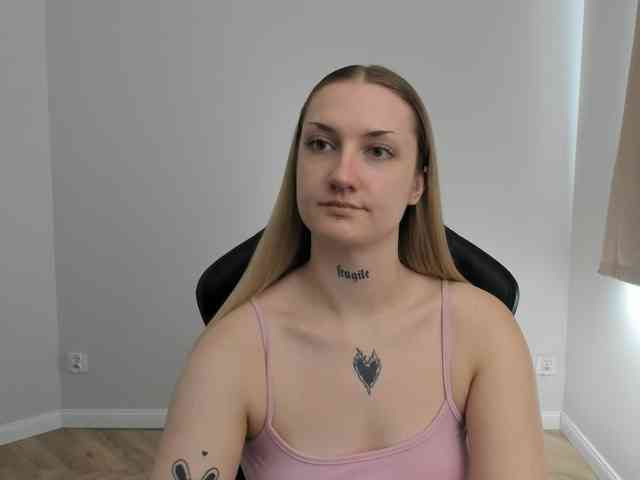 AlexaKisses webcam