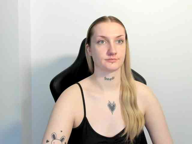 AlexaKisses webcam
