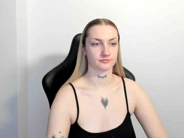 AlexaKisses webcam