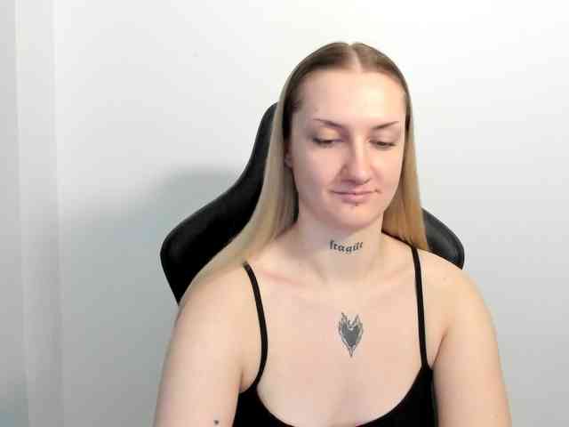 AlexaKisses webcam