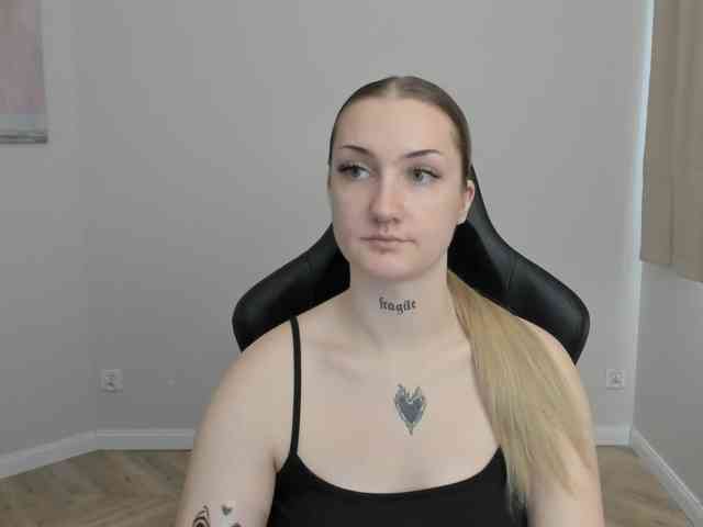 AlexaKisses webcam