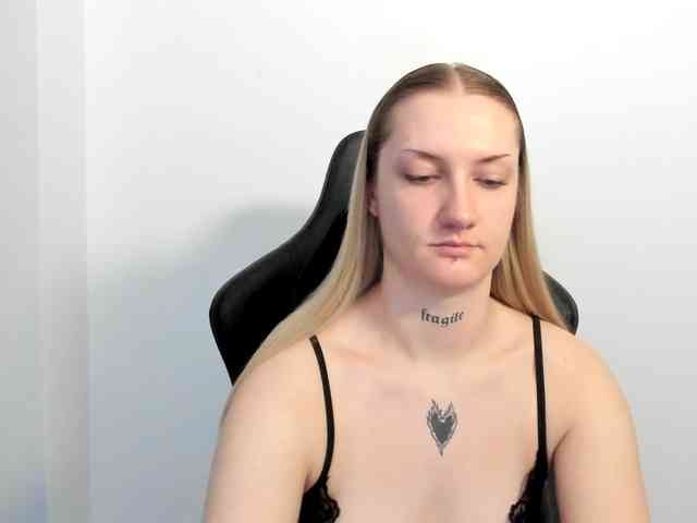 AlexaKisses webcam