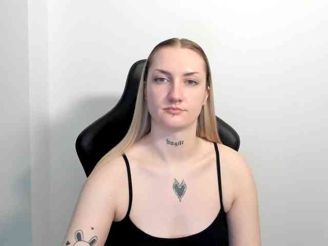 AlexaKisses webcam