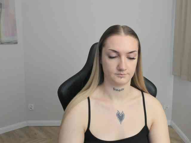 alexakisses's live room