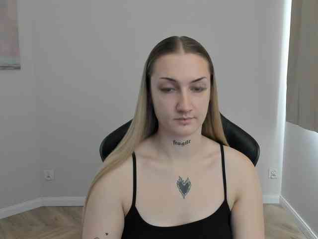 AlexaKisses webcam