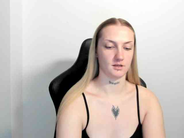 AlexaKisses webcam