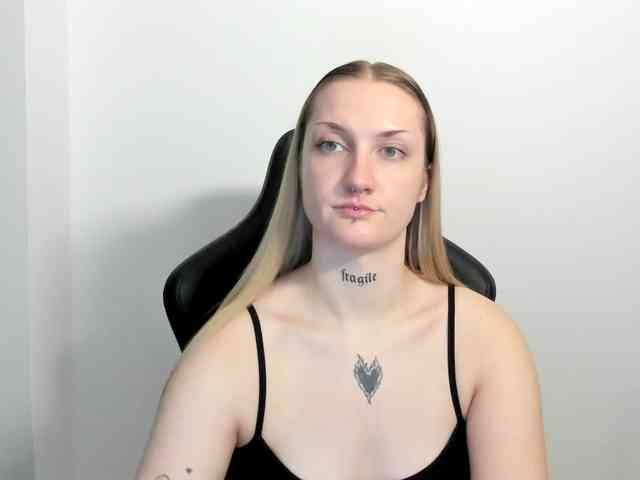 AlexaKisses webcam