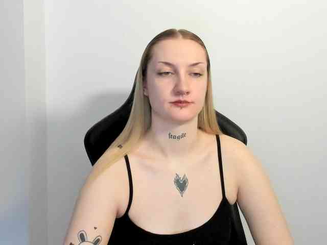 AlexaKisses webcam