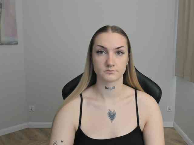 AlexaKisses webcam