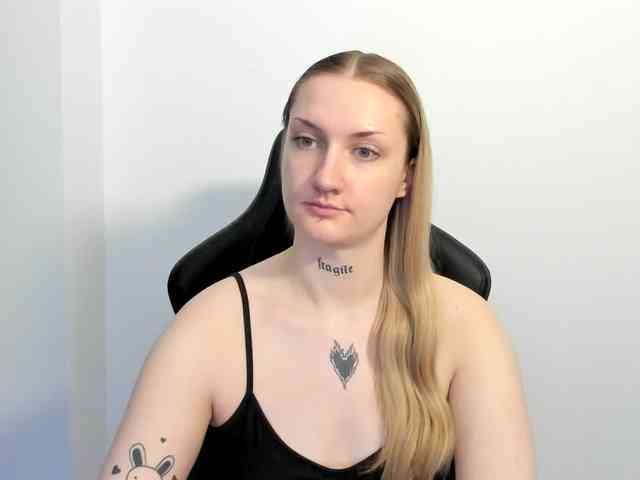AlexaKisses webcam