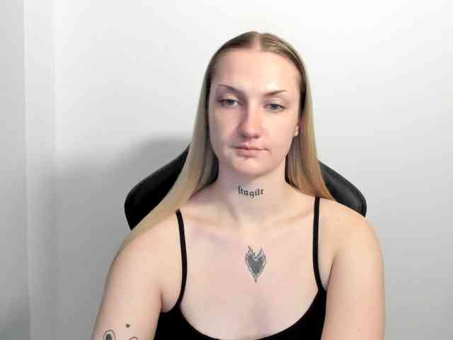 AlexaKisses webcam