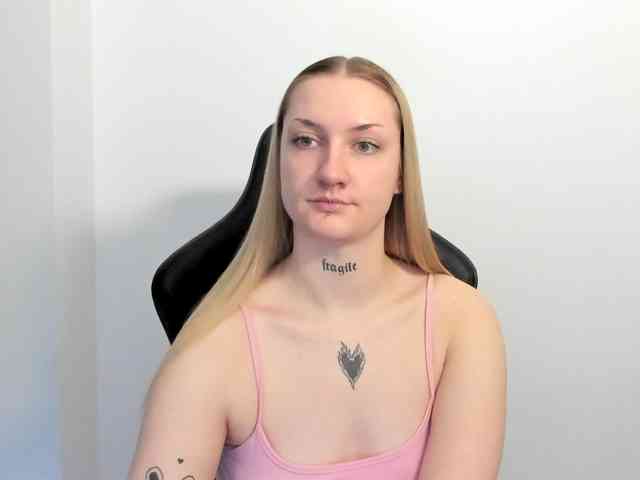 AlexaKisses webcam