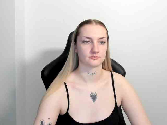 AlexaKisses webcam