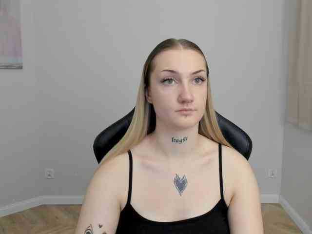 AlexaKisses webcam