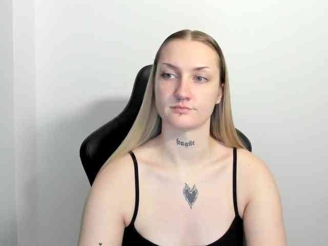 AlexaKisses webcam