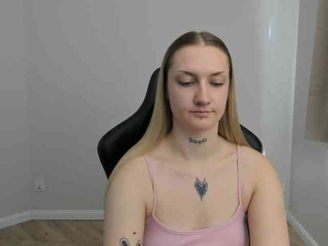 AlexaKisses webcam