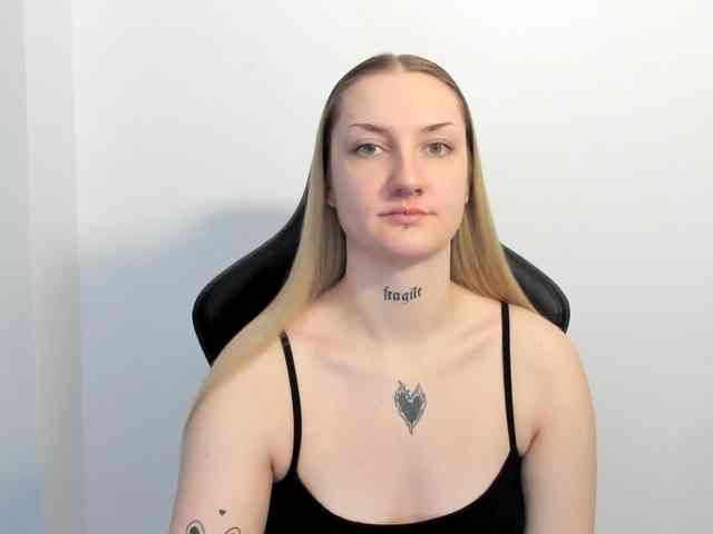 AlexaKisses webcam