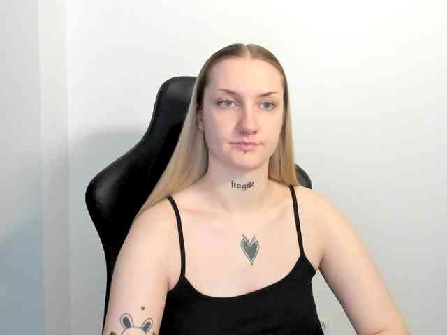 AlexaKisses webcam