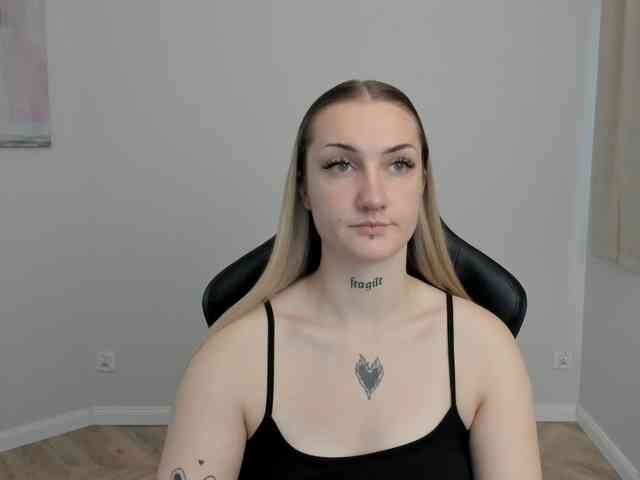 AlexaKisses webcam