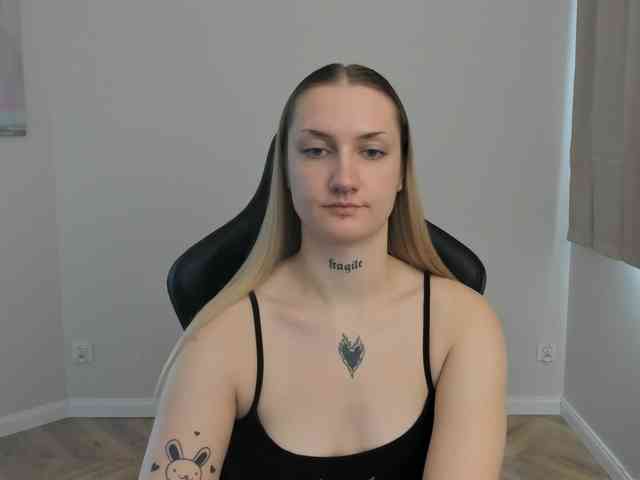 AlexaKisses webcam