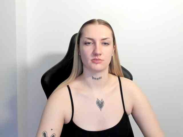 AlexaKisses webcam