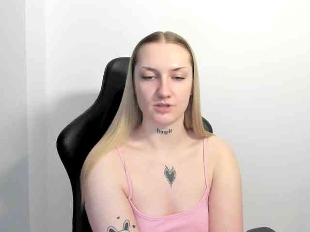 AlexaKisses webcam