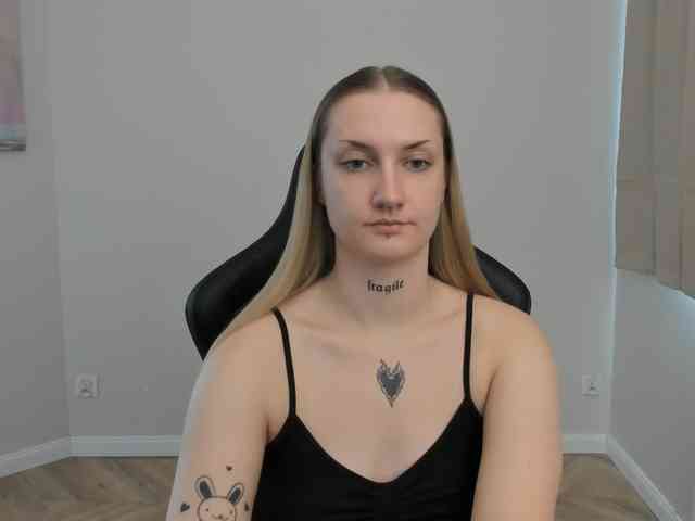 AlexaKisses webcam
