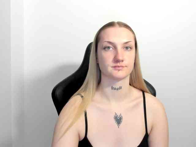 AlexaKisses webcam