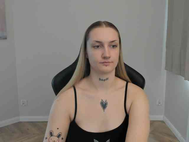 AlexaKisses webcam