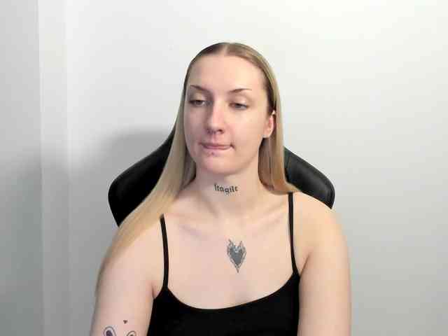 AlexaKisses webcam