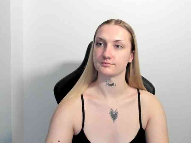 AlexaKisses webcam