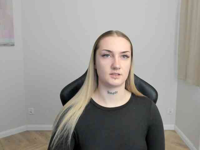 AlexaKisses webcam