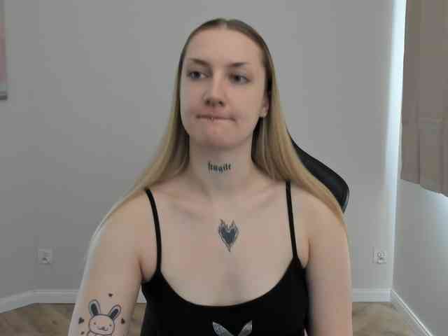 AlexaKisses webcam