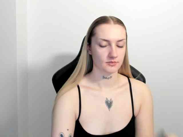 AlexaKisses webcam