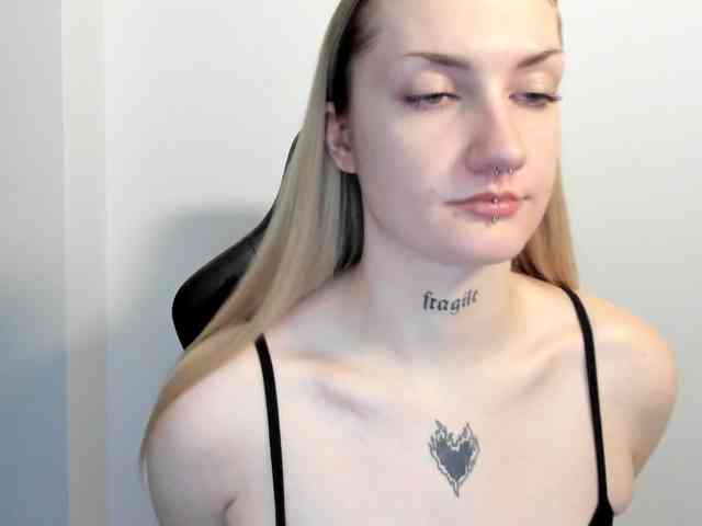 AlexaKisses webcam