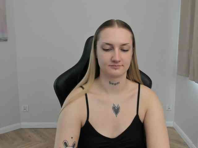 AlexaKisses webcam