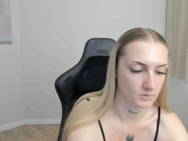 AlexaKisses webcam