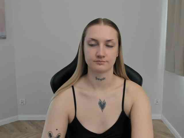 AlexaKisses webcam