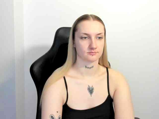 AlexaKisses webcam