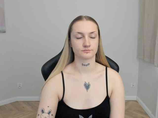 AlexaKisses webcam