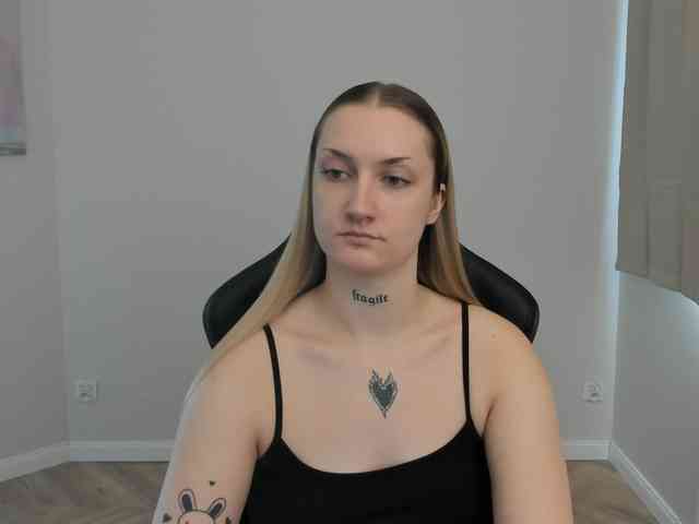 AlexaKisses webcam