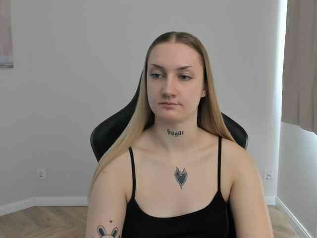 AlexaKisses webcam