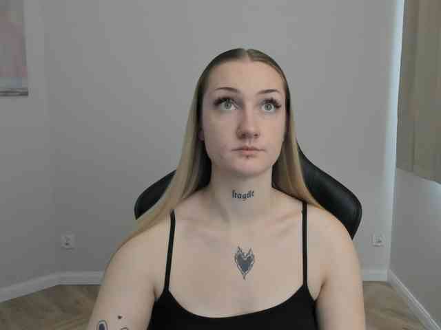 AlexaKisses webcam