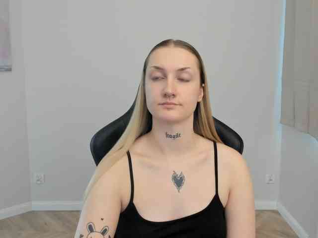 AlexaKisses webcam